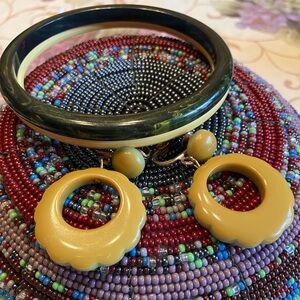 BAKELITE BRACELETS AND CLIP EARRINGS